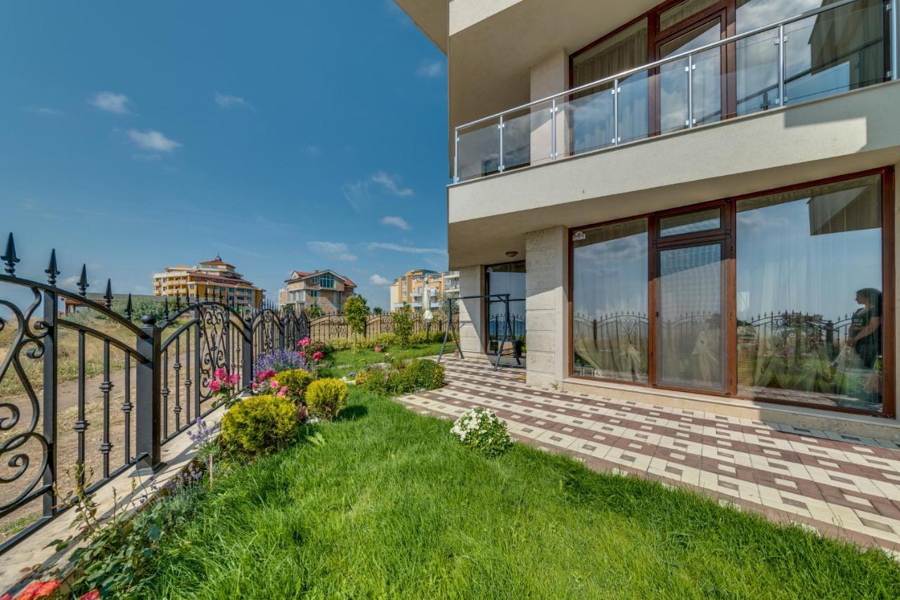 Apartcomplex Golden Bay 라브다 외부 사진